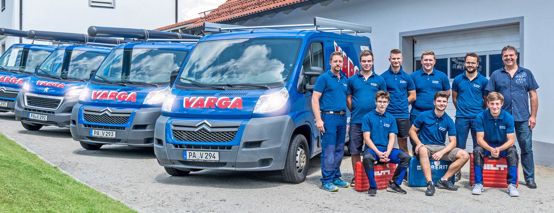Das Team von Varga Heizungsbau vor den Betriebsfahrzeugen in Passau-Neustift