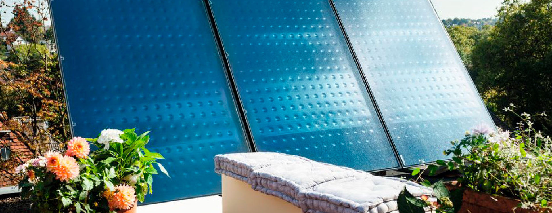 Solarkollektoren auf der Dachterrasse eines Wohnhauses